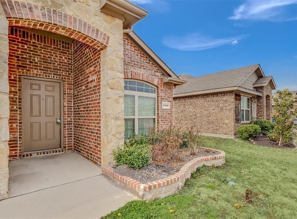 2228 Torch Lake Dr - Forney, TX
