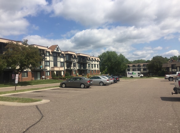 Country Club Manor Apartments - West Saint Paul, MN