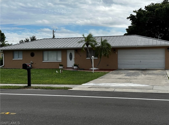 8418 San Carlos Blvd - Fort Myers, FL