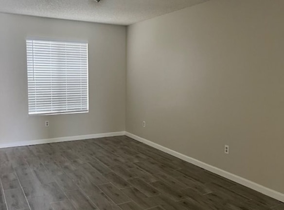 9401 Thistlewood Ct unit A-C - Bakersfield, CA