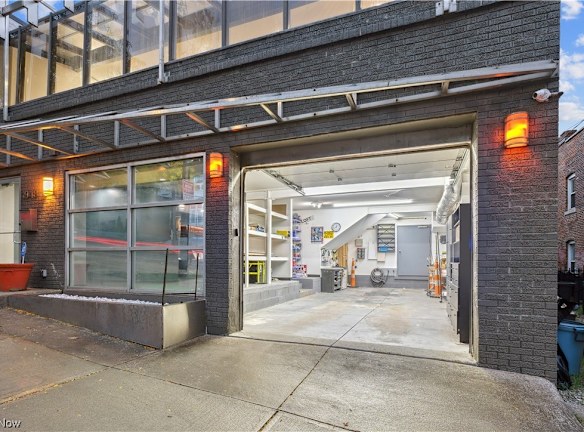 1948 Columbus Rd - Cleveland, OH