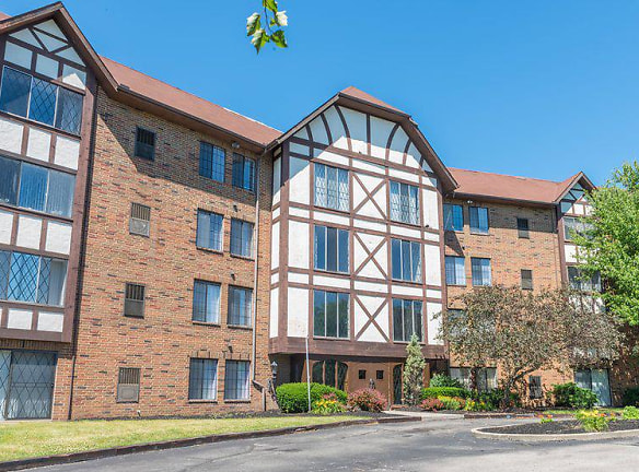 Emerick Manor Apartments - Warrensville Heights, OH