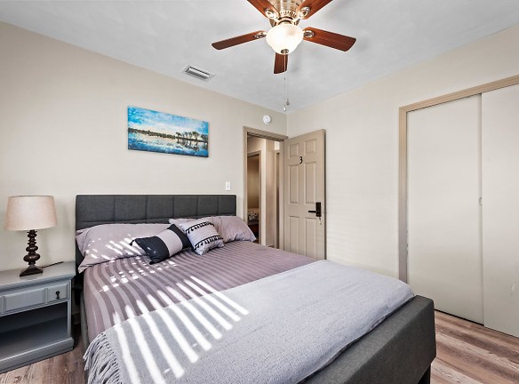 Room For Rent - Deland, FL