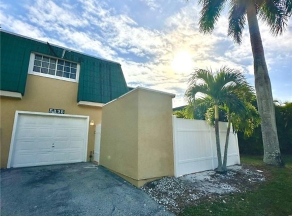 5826 Whiting Ct - Fort Myers, FL