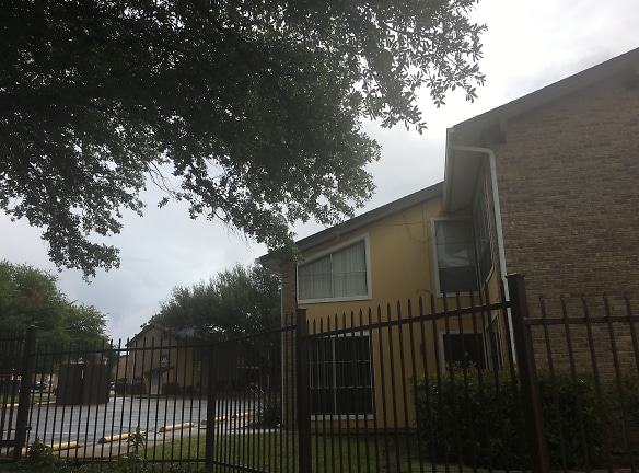 Falls And Oak Village Apartments - Fort Worth, TX