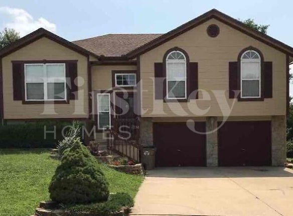 1709 Shelby Dr - Raymore, MO