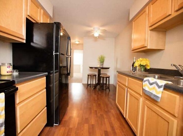 Holland Crossing Apartments - Maumee, OH
