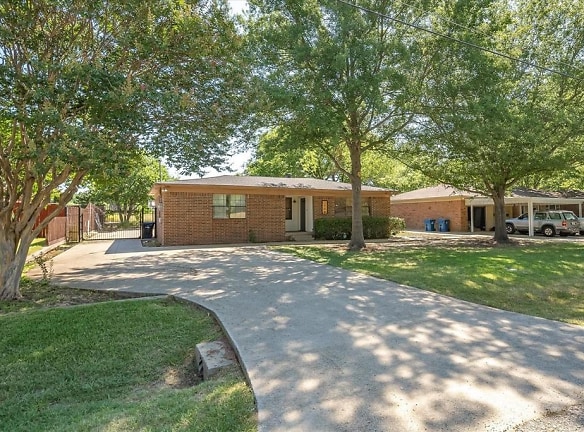 2908 Lynell Dr - Seagoville, TX