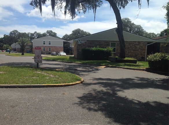 College Arms Apartments - Palatka, FL