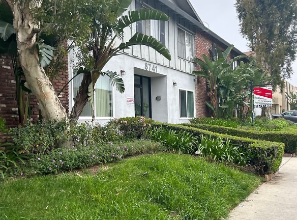8741 Owensmouth Ave - Los Angeles, CA