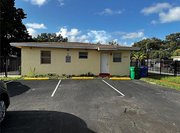 6318 SW 25th St - Miramar, FL