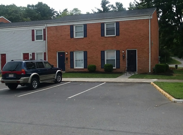 Tinker Creek Manor Townhomes Apartments - Roanoke, VA