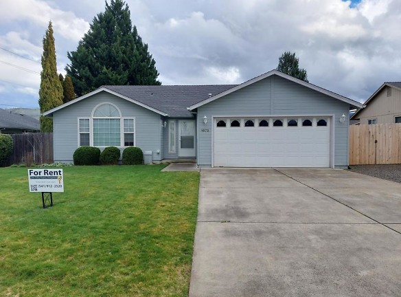 1672 Valley View Dr - Medford, OR