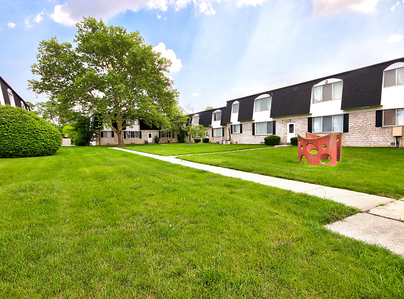 Maple Grove Apartments - Sterling Heights, MI