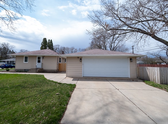 1697 Hillview Rd - Shoreview, MN