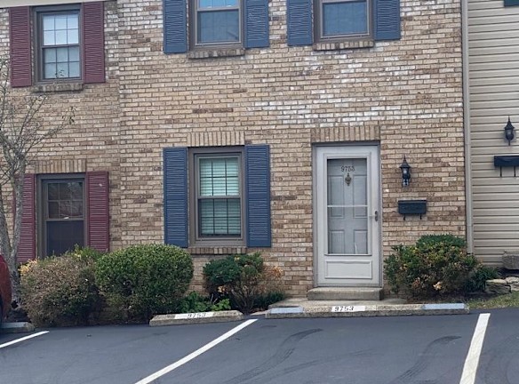 9753 Bunker Hill Ln - Montgomery, OH