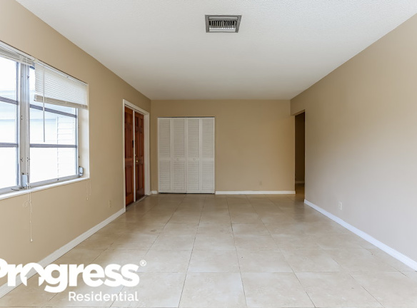 12083 Dolphin Dr - Palm Beach Gardens, FL