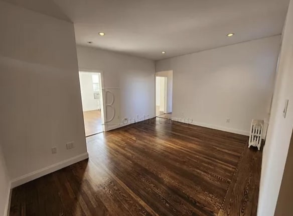 25-96 43rd St unit 3C - Queens, NY