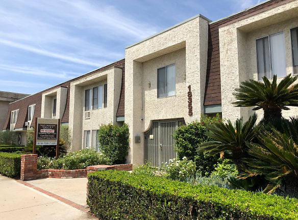 Collins Hacienda Apartments - Tarzana, CA