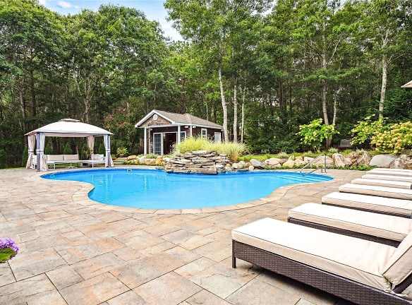 142 Malloy Dr - East Quogue, NY
