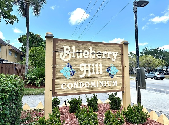 5849 Blueberry Ct #86 - Lauderhill, FL