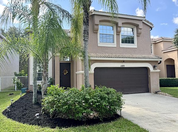 1185 Oakwater Dr - Royal Palm Beach, FL