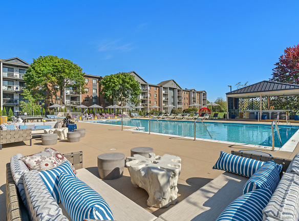 Residences At Lakeside Apartments - Lombard, IL