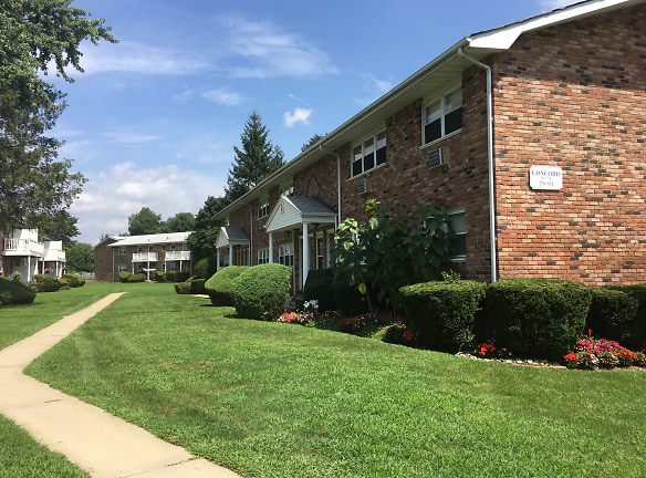 Maple Crest Garden Apartments At Dix Hill - Deer Park, NY