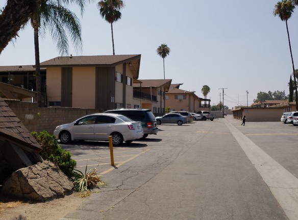 Del Rosa Isle Apartments - San Bernardino, CA