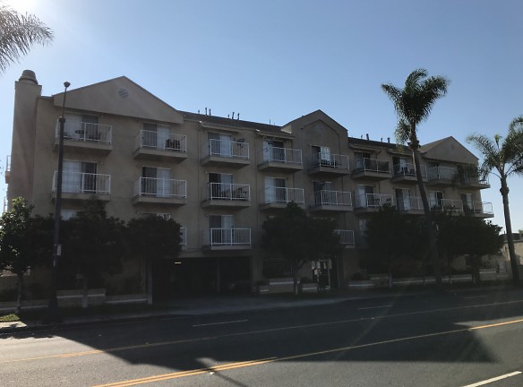 Redondo Plaza Apartments - Long Beach, CA