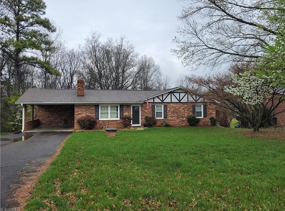 136 Holly Hill Dr - Mount Airy, NC