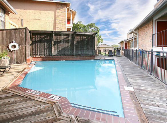 Highcrest Apartments & Townhomes - San Marcos, TX