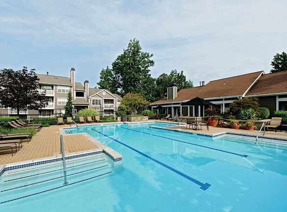 The Courts At Fair Oaks 12101 Pine Forest Cir Fairfax VA