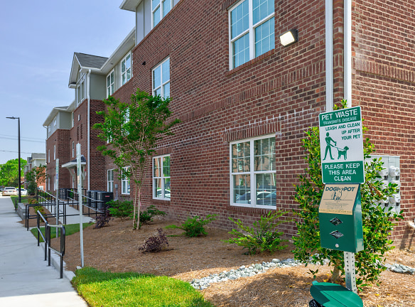 University Landing & Academic Pointe LEASED BY THE BED - Greensboro, NC