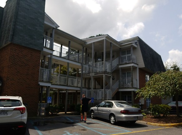 Commons At Churchland Apartments - Chesapeake, VA