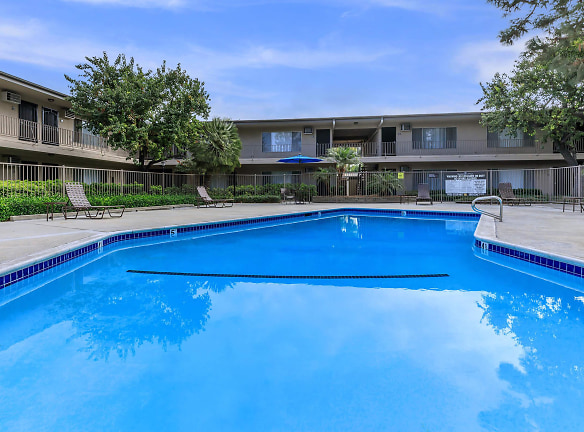 Saddleback Pines Apartment Homes - Fullerton, CA