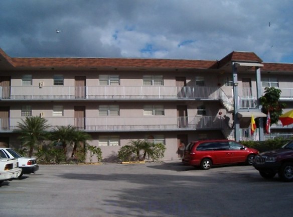 Lake House Apartments - Hialeah, FL