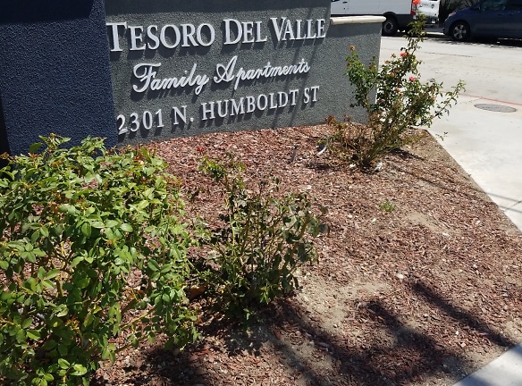 Tesoro Del Valle Apartments - Los Angeles, CA