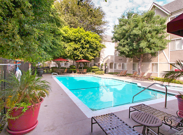 Piccadilly Square Apartments - Fullerton, CA