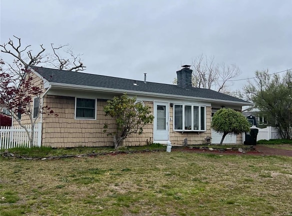 26 Dolphin Rd - East Quogue, NY