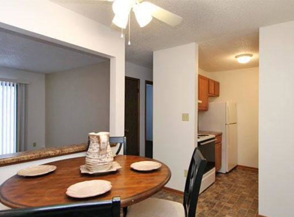 2101 E Virginia Ave - Des Moines, IA