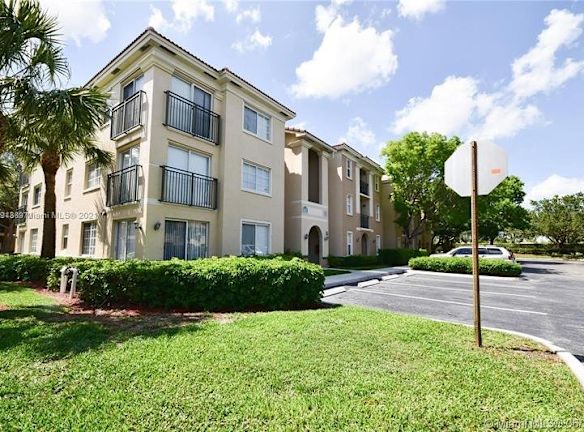 2427 Centergate Dr unit 3A - Miramar, FL