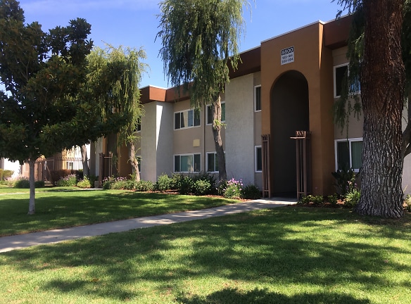 De Soto Gardens Apartments - Canoga Park, CA