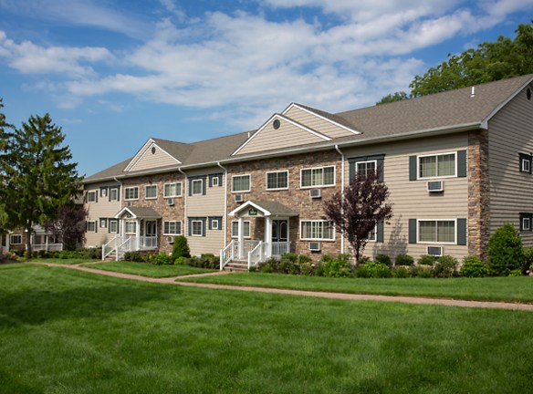 Fairfield West At Hauppauge Apartments - Hauppauge, NY
