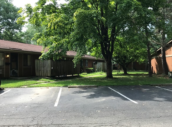 Country Club Apartments - Columbus, OH
