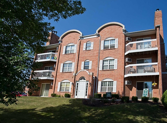 Steepleview Apartments - Itasca, IL