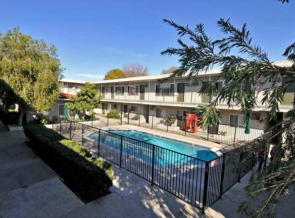 Royal Villa Apartments - Reseda, CA