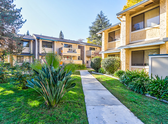 Ridgewood Apartments - Woodland, CA
