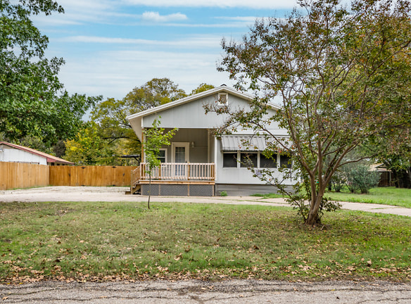 112 Queenswood Dr - Mabank, TX