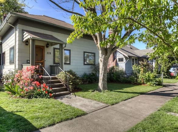 228 NW 11th St - Corvallis, OR
